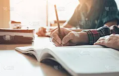 学生在现代的教室里学习论文和写作测试。